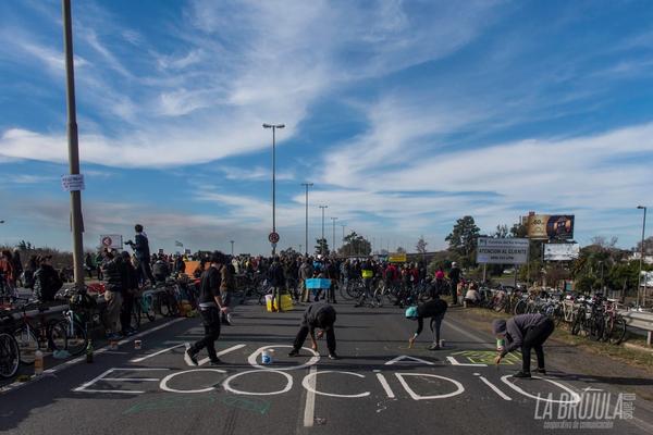 Organizaciones ambientalistas y vecinos de Rosario realizaron un corte de tránsito en el acceso al puente Rosario-Victoria, pidiendo el cese de las quemas en las islas del Delta de Paraná y por la declaración de la Ley de Humedales.
