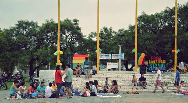 Picnic al aire libre en una plaza del parque urquiza en Paraná