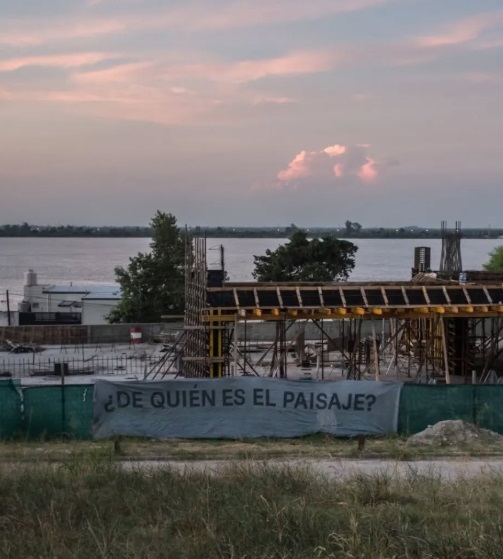 Sobre una obra en construcción que cerca el acceso al espacio publico en el Parque de Paraná se lee ¿De quien es el Piasaje?