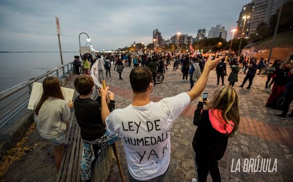 Este miércoles distintas agrupaciones ambientalistas y vecinos autoconvocados de la ciudad realizaron un abrazo simbólico al río Paraná, para reclamar contra los incendios en las islas y denunciar la grave problemática que afecta la zona del delta.